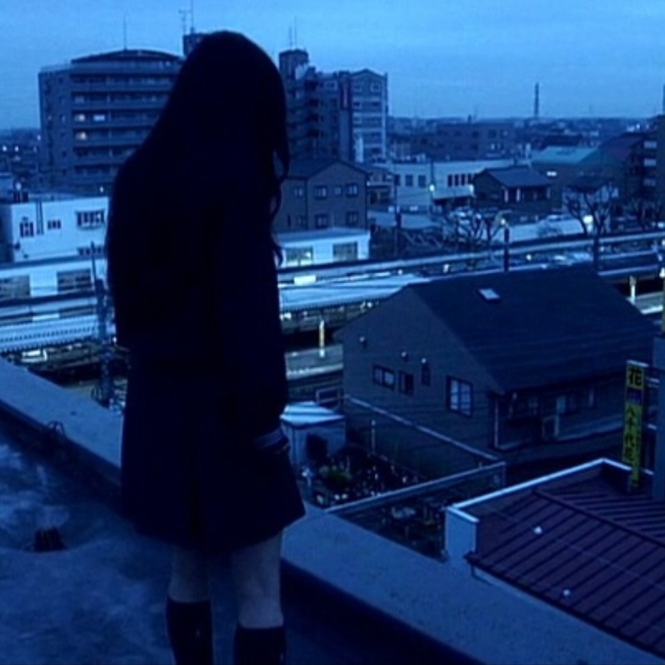 Девушка на крыше без лица
