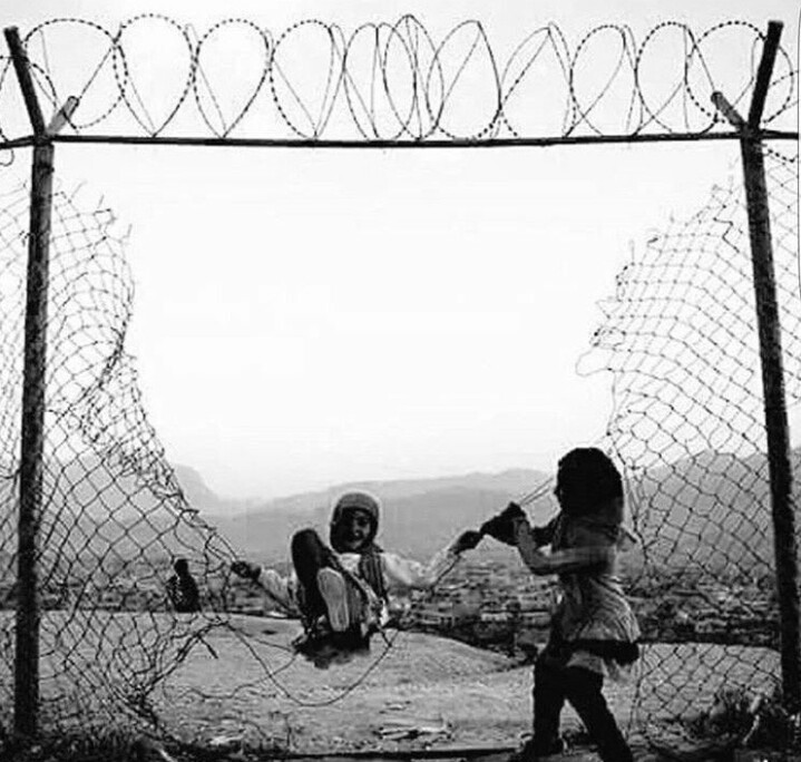 إجعل نفسك كـ الأطفالفإنهم لا يعرفون كلمة حصار.......................#children #play #cage #war #free#world #fun