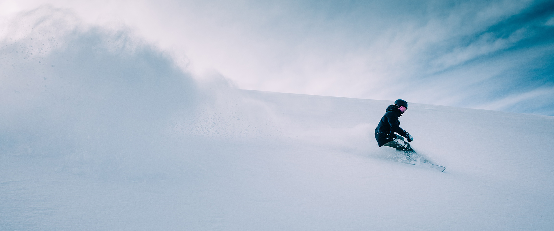 Junge beim snowboarden