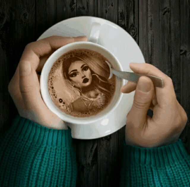 Счастливая девушка утро. Девушка проснулась. Кофе с круассаном фото. Утро с телефоном. Девушка утром в кровати.