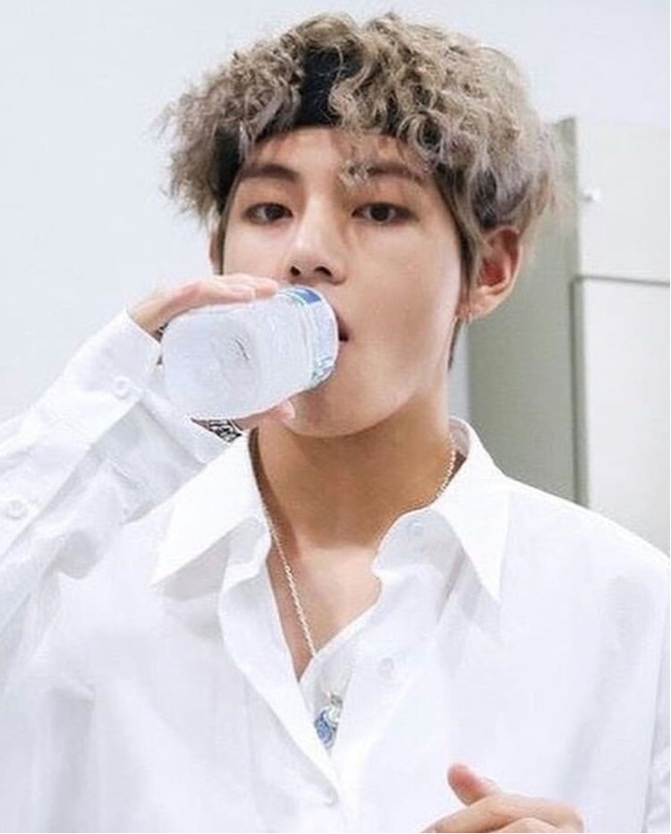 V with a curly hair 😭 V kimtaehyung bts bangtanboys...