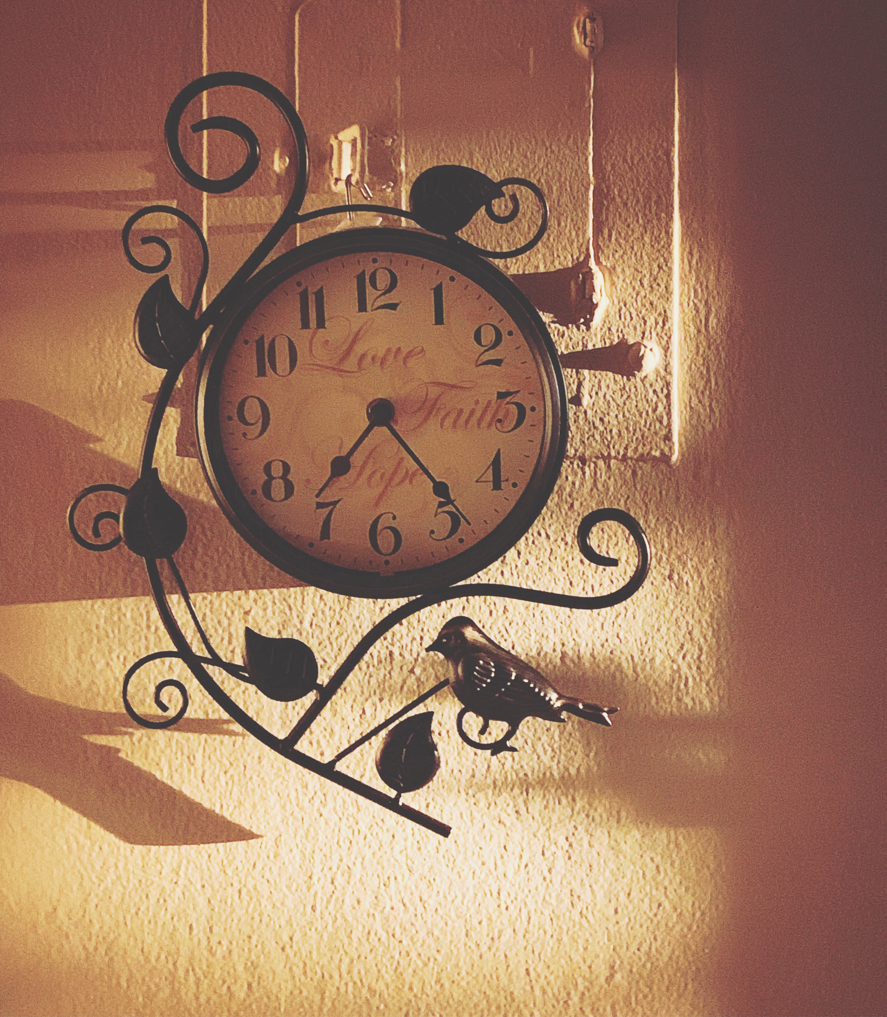 Часы бьют время. Часы. Часы гиф. Гиф с часами. Анимация старинные часы.