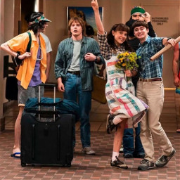 freetoedit mikewheeler johnathanbyers el eleven janehopper milliebobbybrown willbyers airport behindthescenes strangerthings seasonfour picture cute funny suitcase